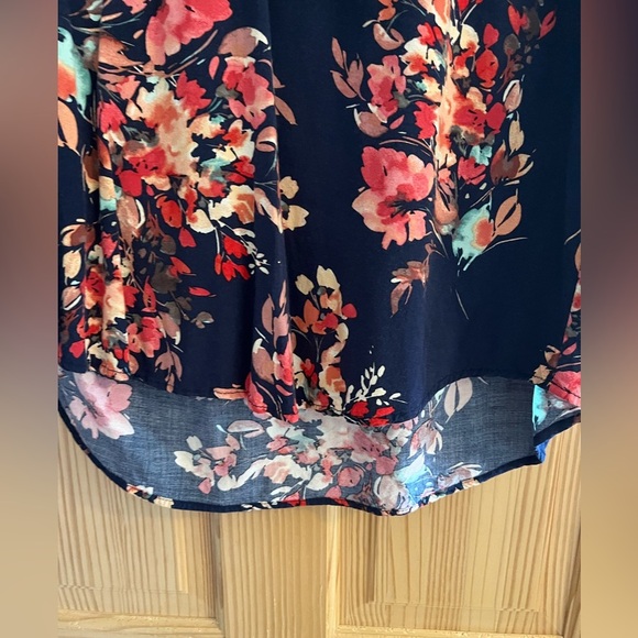 Torrid Women’s Navy Blue Flowered Blouse Size 0 - Picture 6 of 8